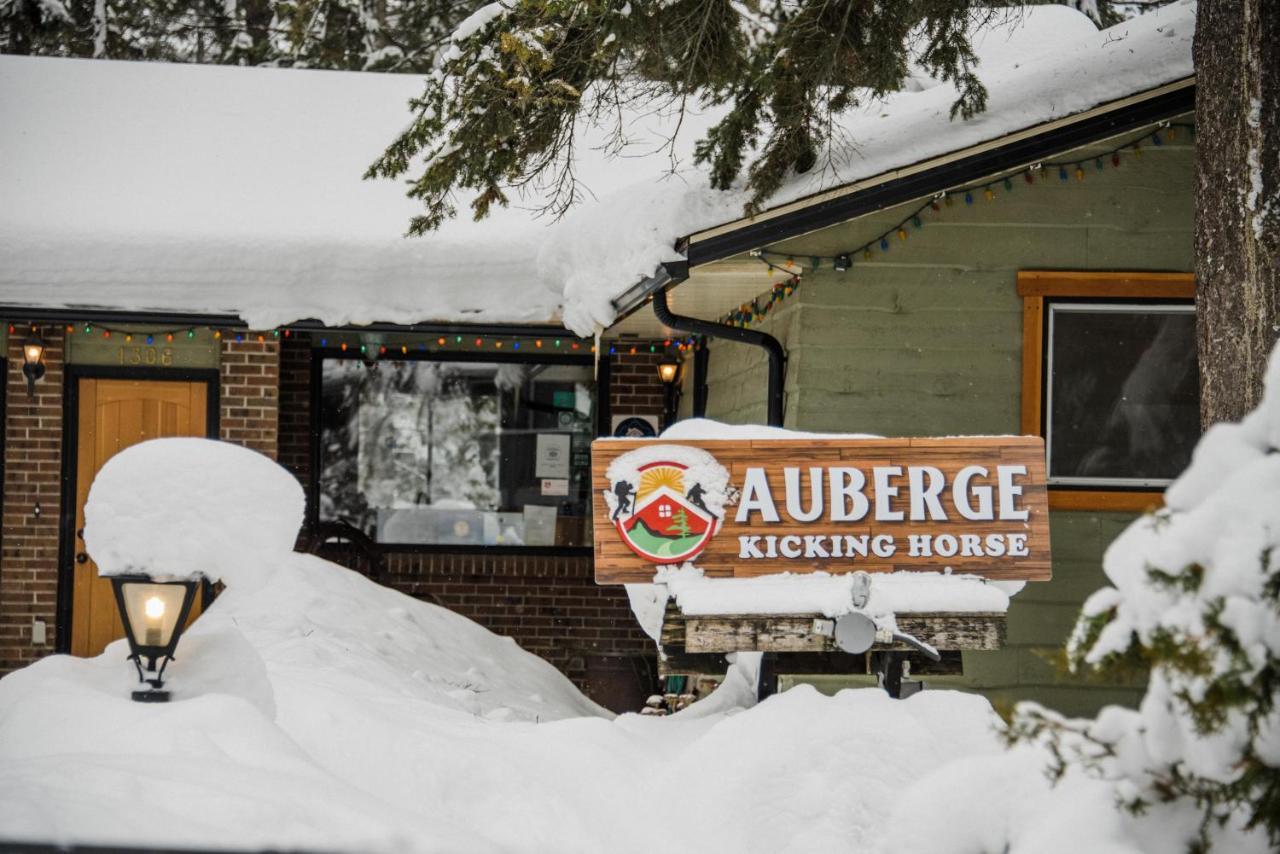 Auberge Kicking Horse Guest House Голден Экстерьер фото