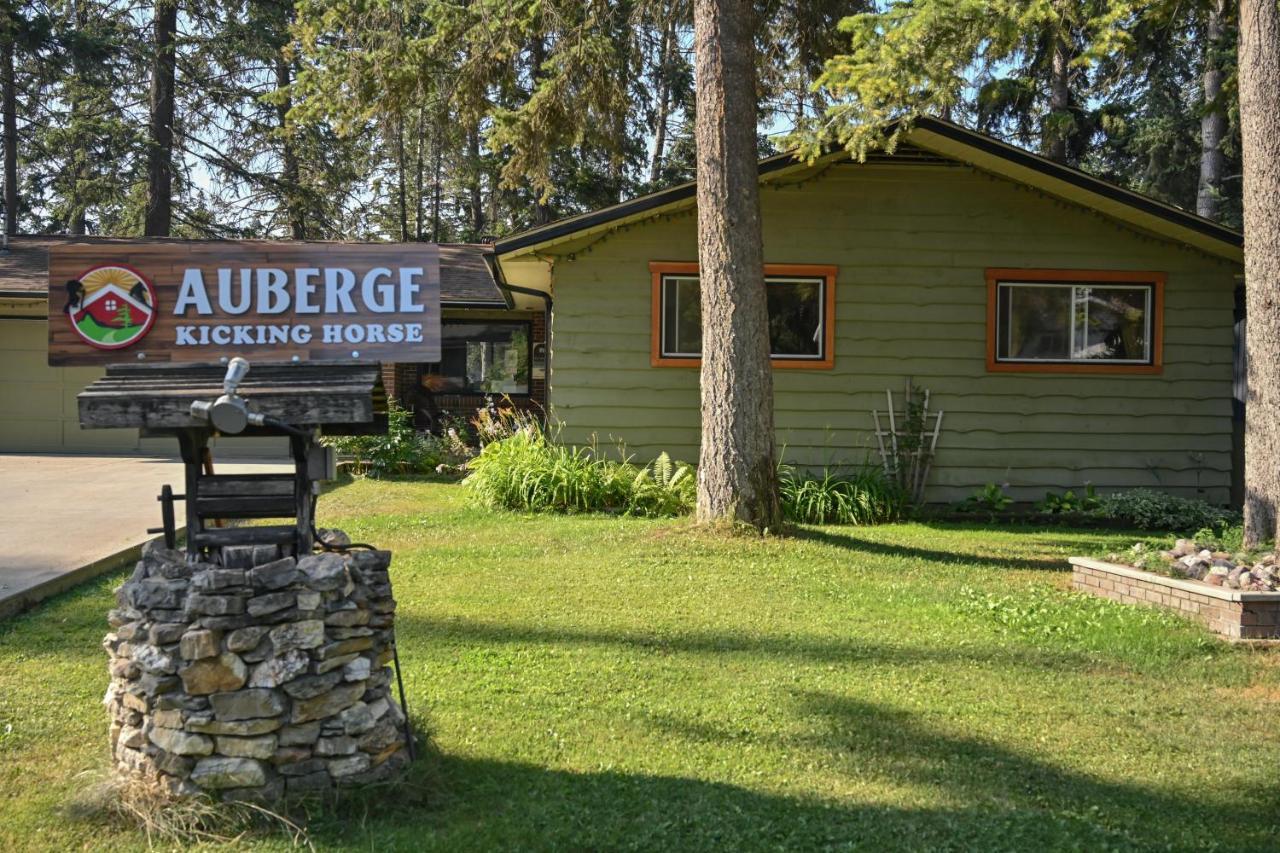 Auberge Kicking Horse Guest House Голден Экстерьер фото